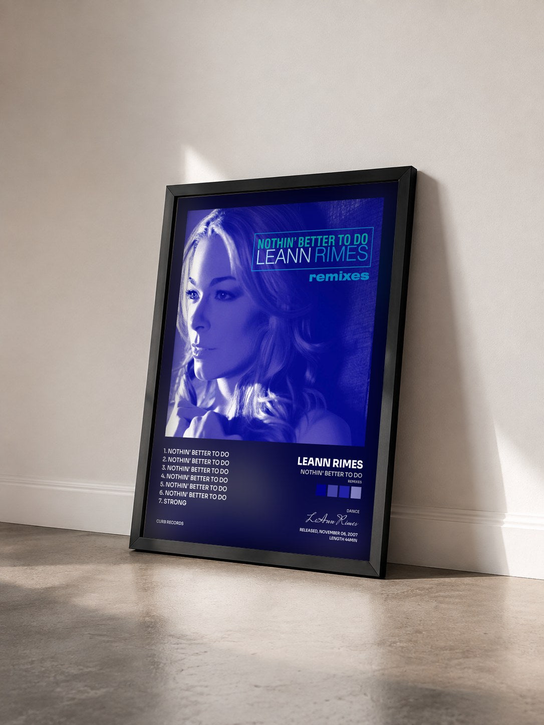 #noir Tableau de l'album Nothin' Better To Do (Remixes) de LeAnn Rimes vu de trois quarts, cadre noir