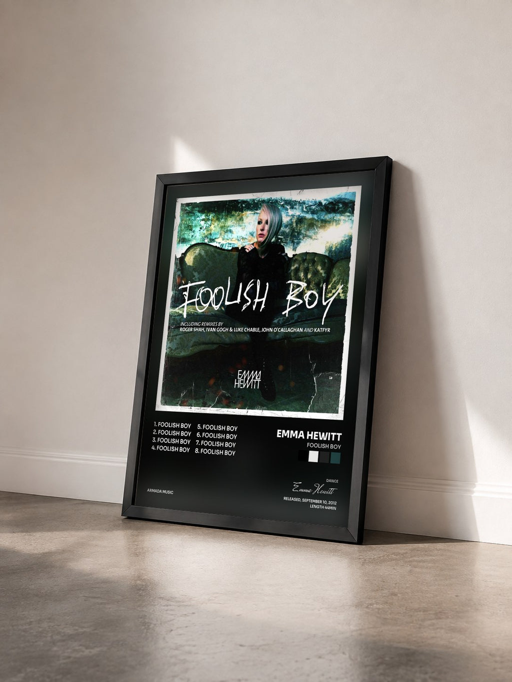 #noir Tableau de l'album Foolish Boy de Emma Hewitt vu de trois quarts, cadre noir