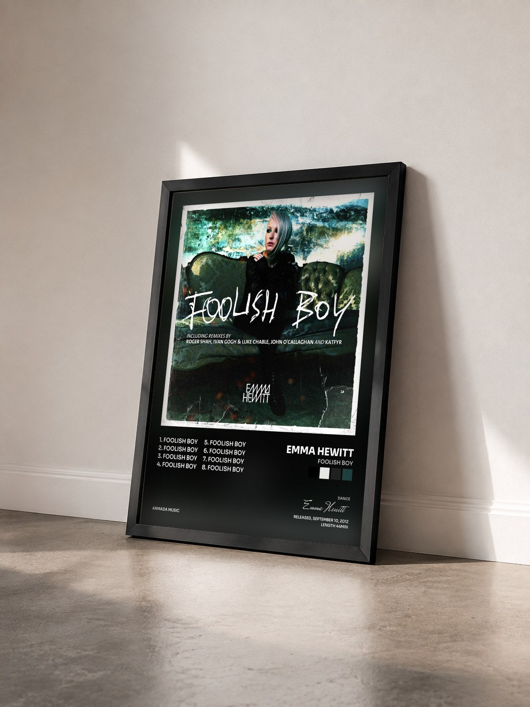 #noir Tableau de l'album Foolish Boy de Emma Hewitt vu de trois quarts, cadre noir