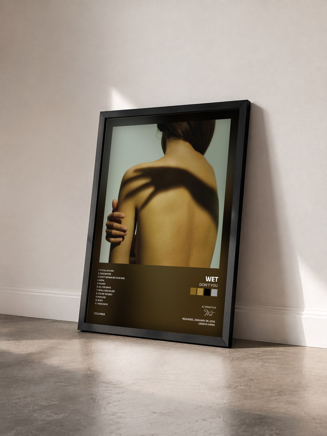 #noir Tableau de l'album Don't You de Wet vu de trois quarts, cadre noir