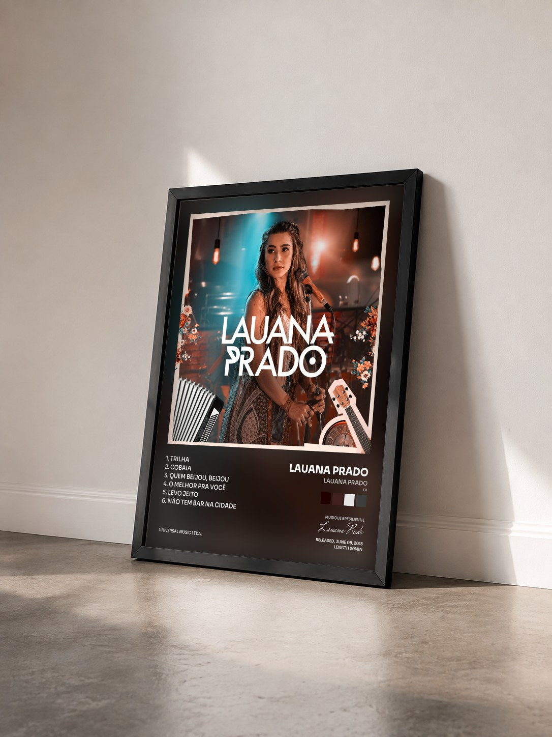 #noir Tableau de l'album Lauana Prado (EP) de Lauana Prado vu de trois quarts, cadre noir