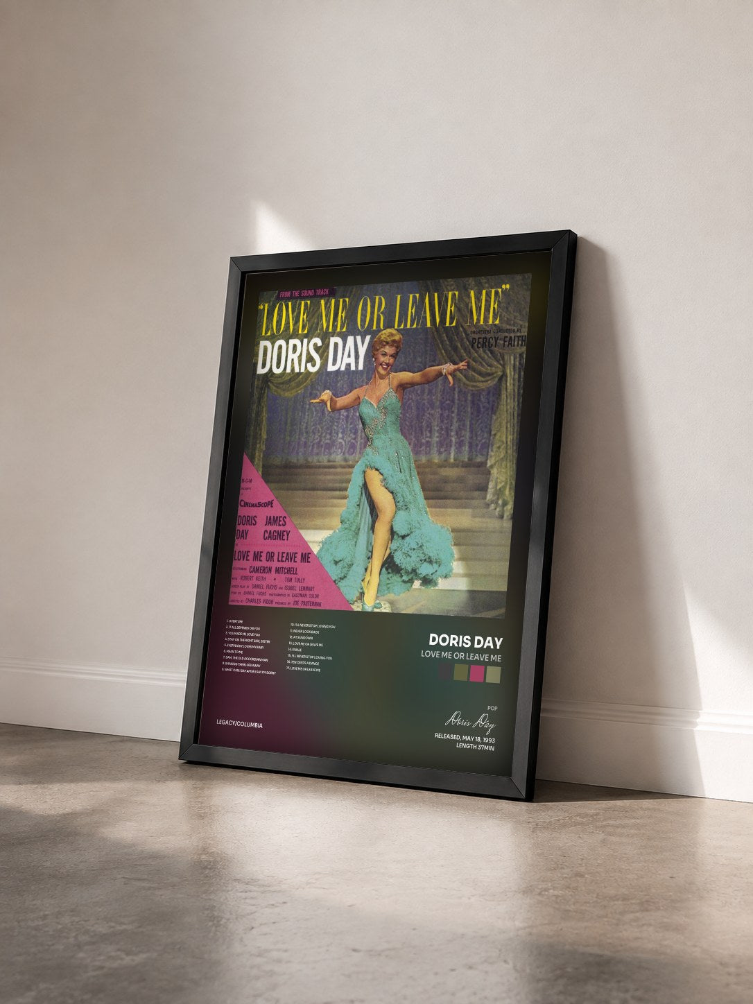#noir Tableau de l'album Love Me Or Leave Me de Doris Day vu de trois quarts, cadre noir