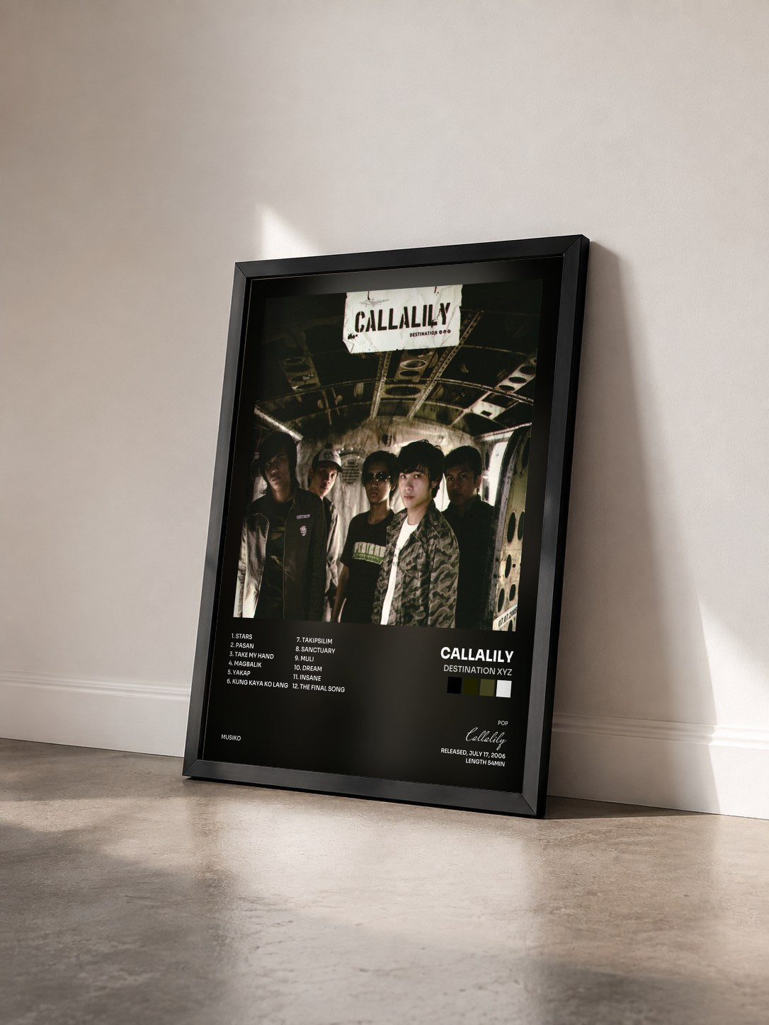 #noir Tableau de l'album Destination XYZ de Callalily vu de trois quarts, cadre noir