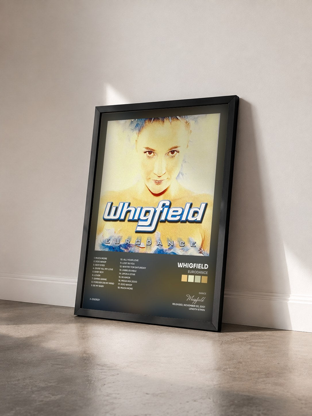 #noir Tableau de l'album Eurodance de Whigfield vu de trois quarts, cadre noir
