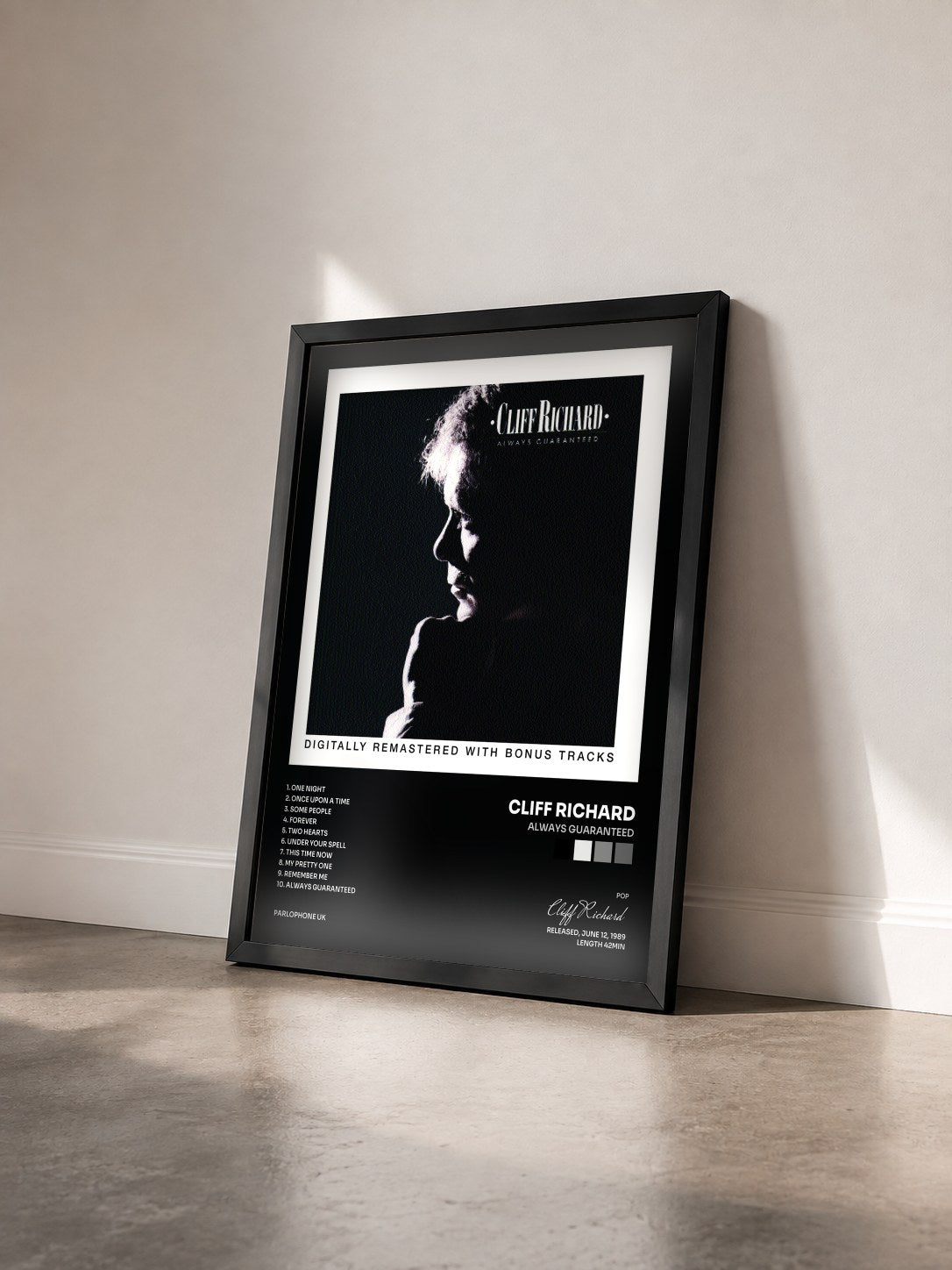#noir Tableau de l'album Always Guaranteed de Cliff Richard vu de trois quarts, cadre noir