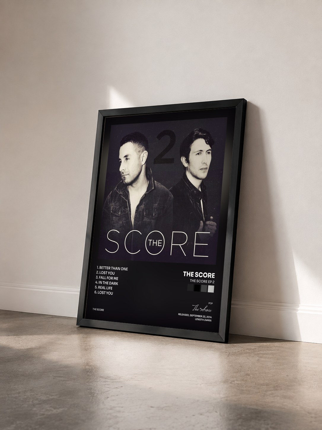 #noir Tableau de l'album The Score EP 2 de The Score vu de trois quarts, cadre noir