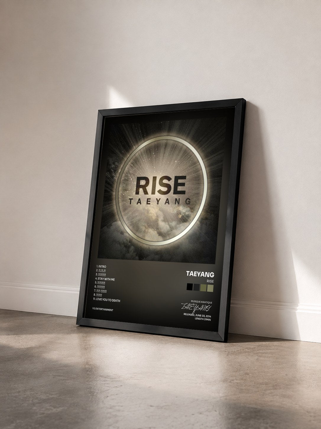 #noir Tableau de l'album RISE de TAEYANG vu de trois quarts, cadre noir