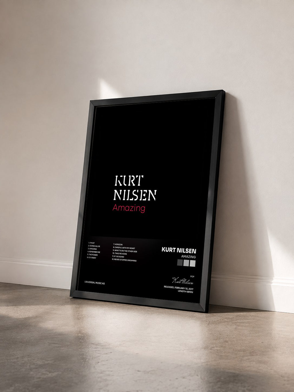 #noir Tableau de l'album Amazing de Kurt Nilsen vu de trois quarts, cadre noir