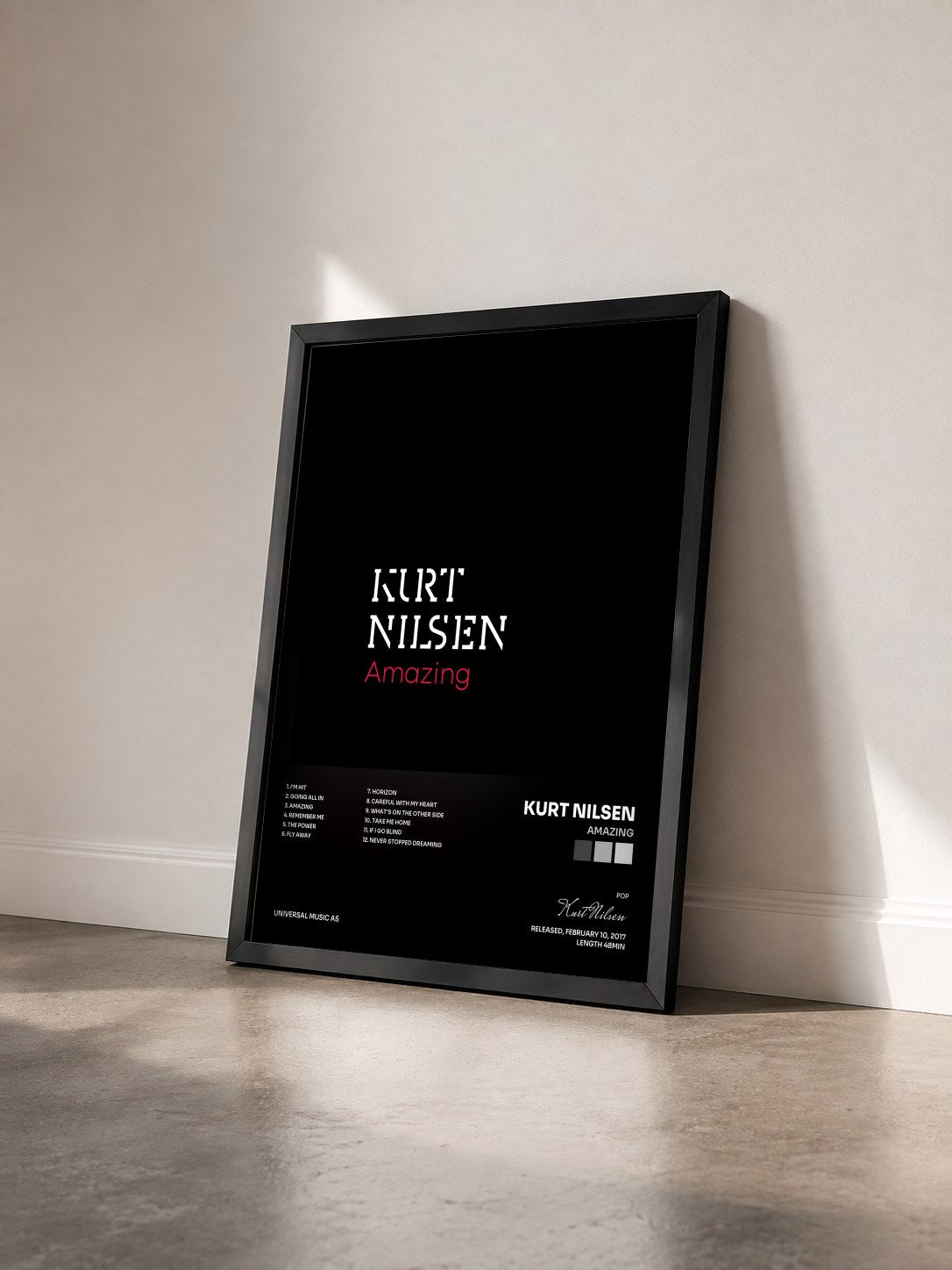 #noir Tableau de l'album Amazing de Kurt Nilsen vu de trois quarts, cadre noir