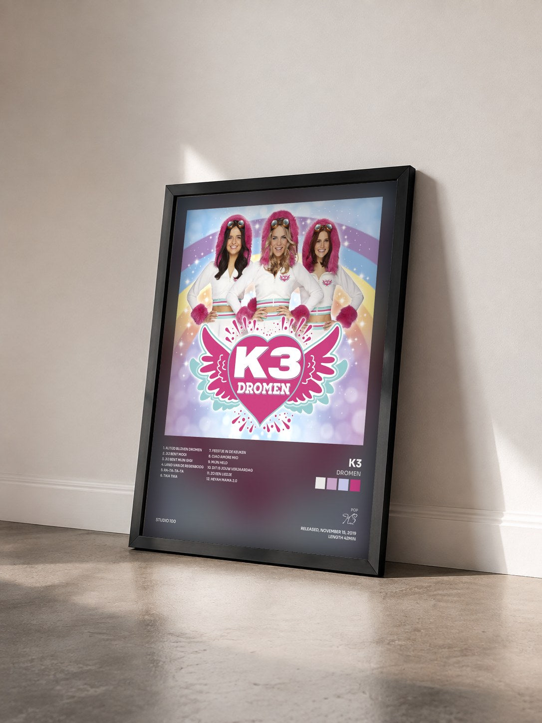#noir Tableau de l'album Dromen de K3 vu de trois quarts, cadre noir