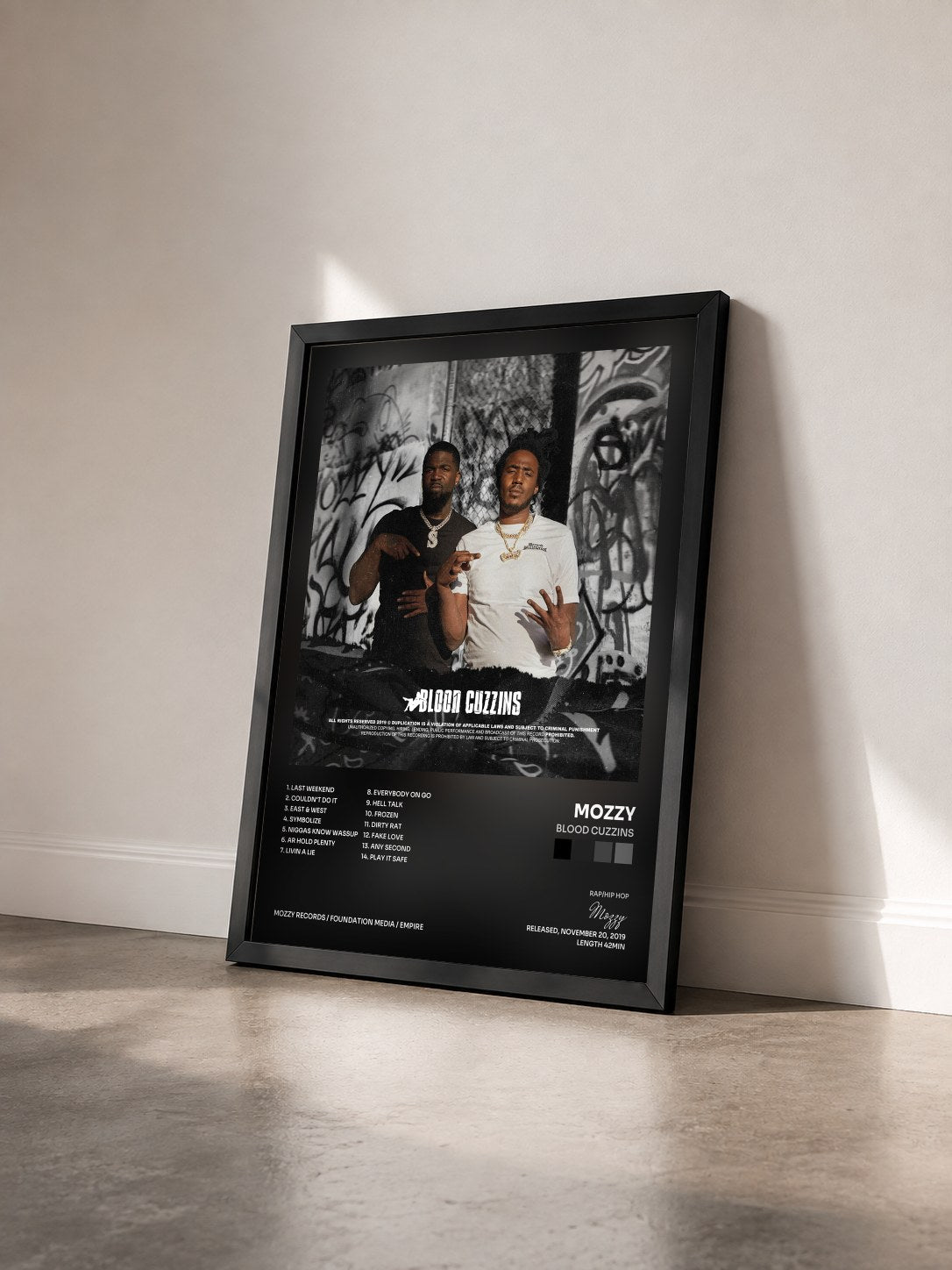 #noir Tableau de l'album Blood Cuzzins de Mozzy vu de trois quarts, cadre noir
