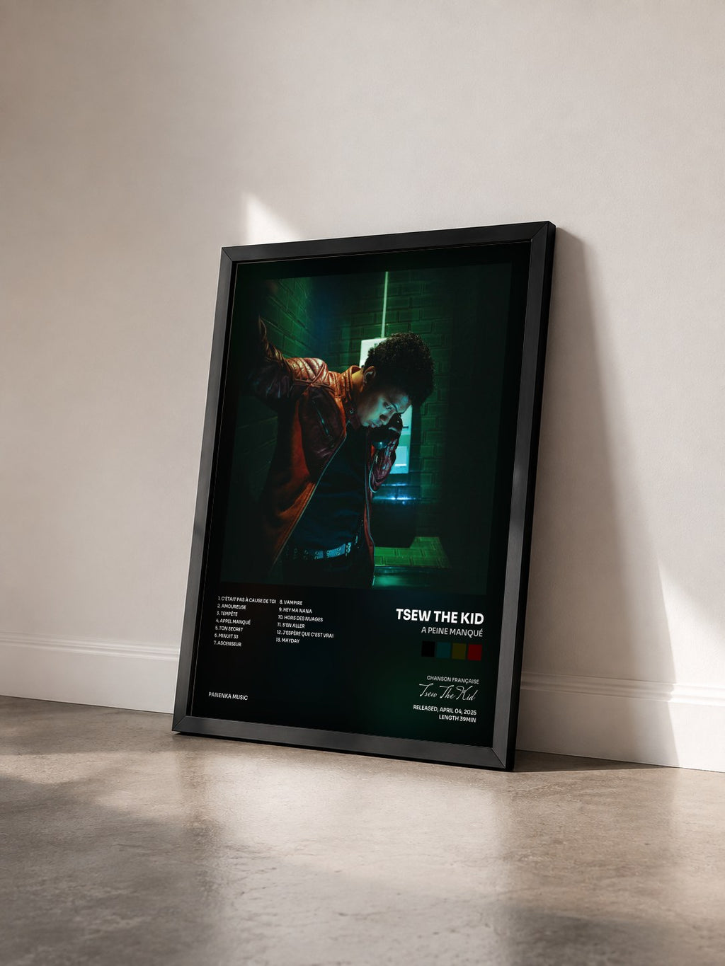 #noir Tableau de l'album A peine manqué de Tsew The Kid vu de trois quarts, cadre noir