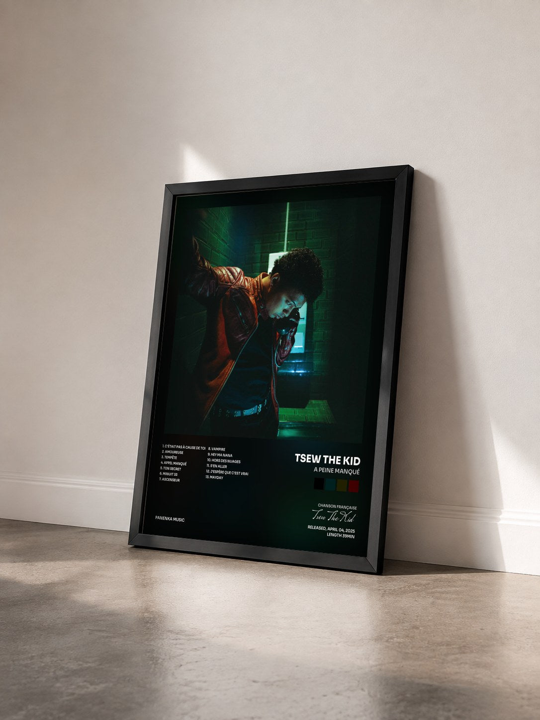#noir Tableau de l'album A peine manqué de Tsew The Kid vu de trois quarts, cadre noir