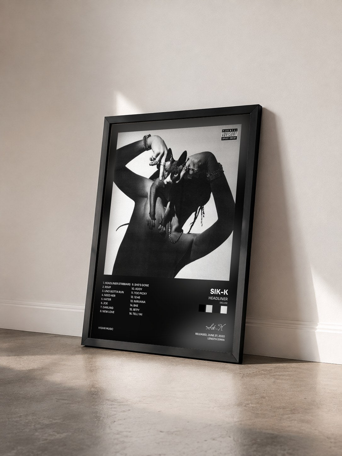#noir Tableau de l'album HEADLINER (Deluxe) de Sik-K vu de trois quarts, cadre noir