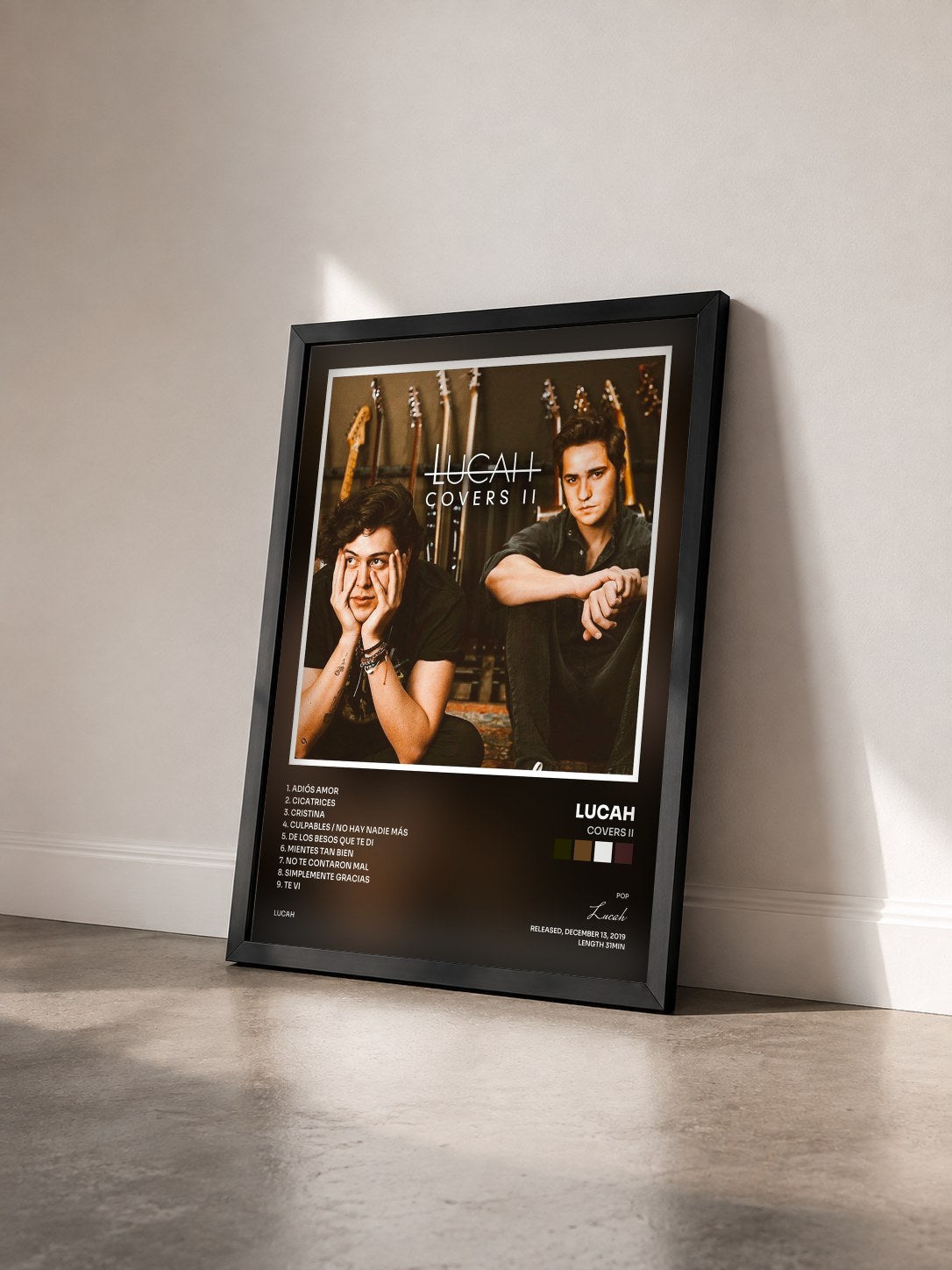 #noir Tableau de l'album Covers II de Lucah vu de trois quarts, cadre noir