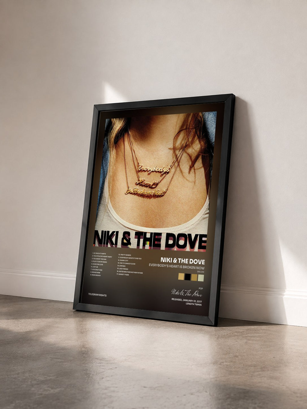 #noir Tableau de l'album Everybody's Heart Is Broken Now (Deluxe) de Niki & The Dove vu de trois quarts, cadre noir