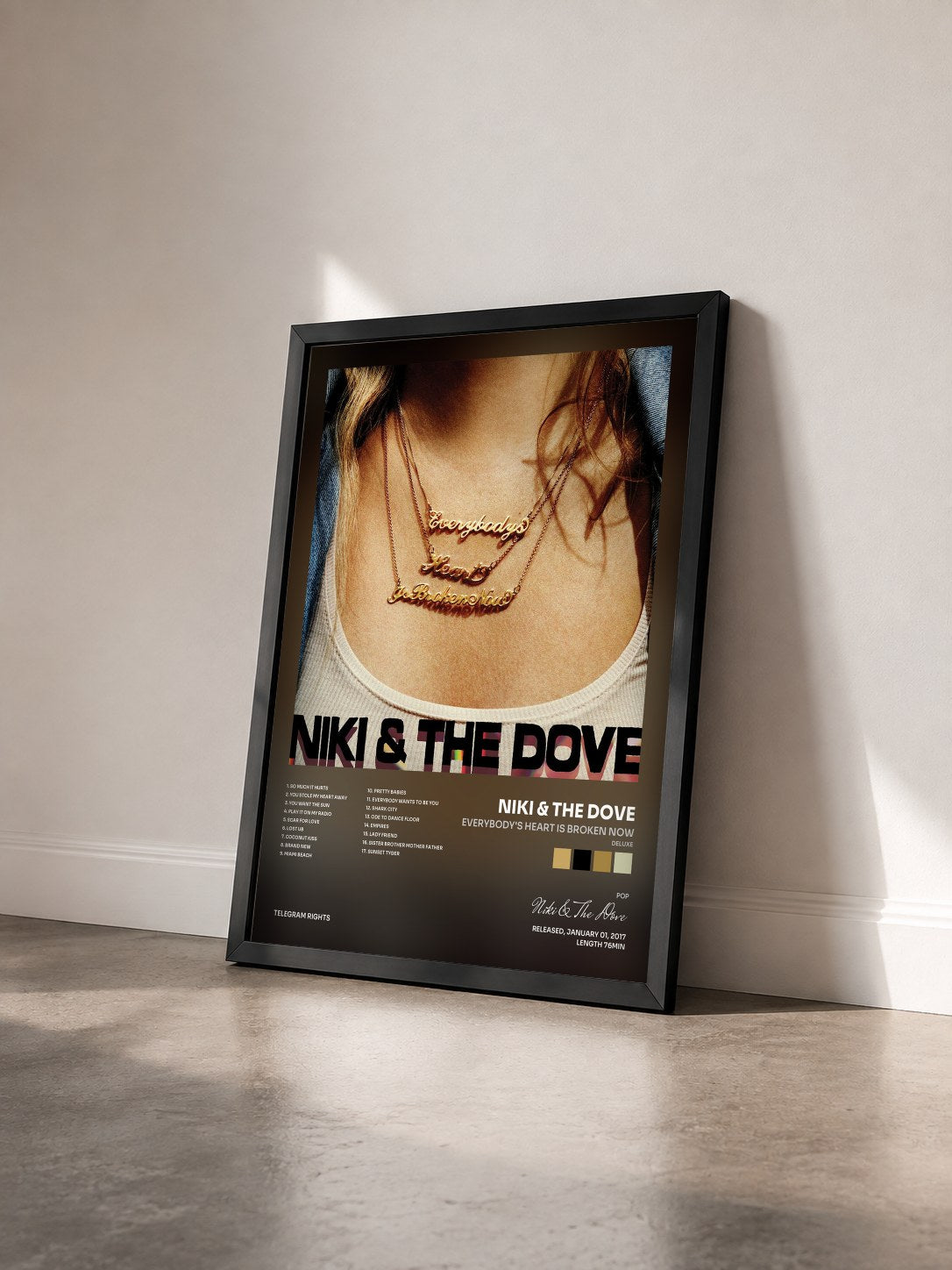 #noir Tableau de l'album Everybody's Heart Is Broken Now (Deluxe) de Niki & The Dove vu de trois quarts, cadre noir