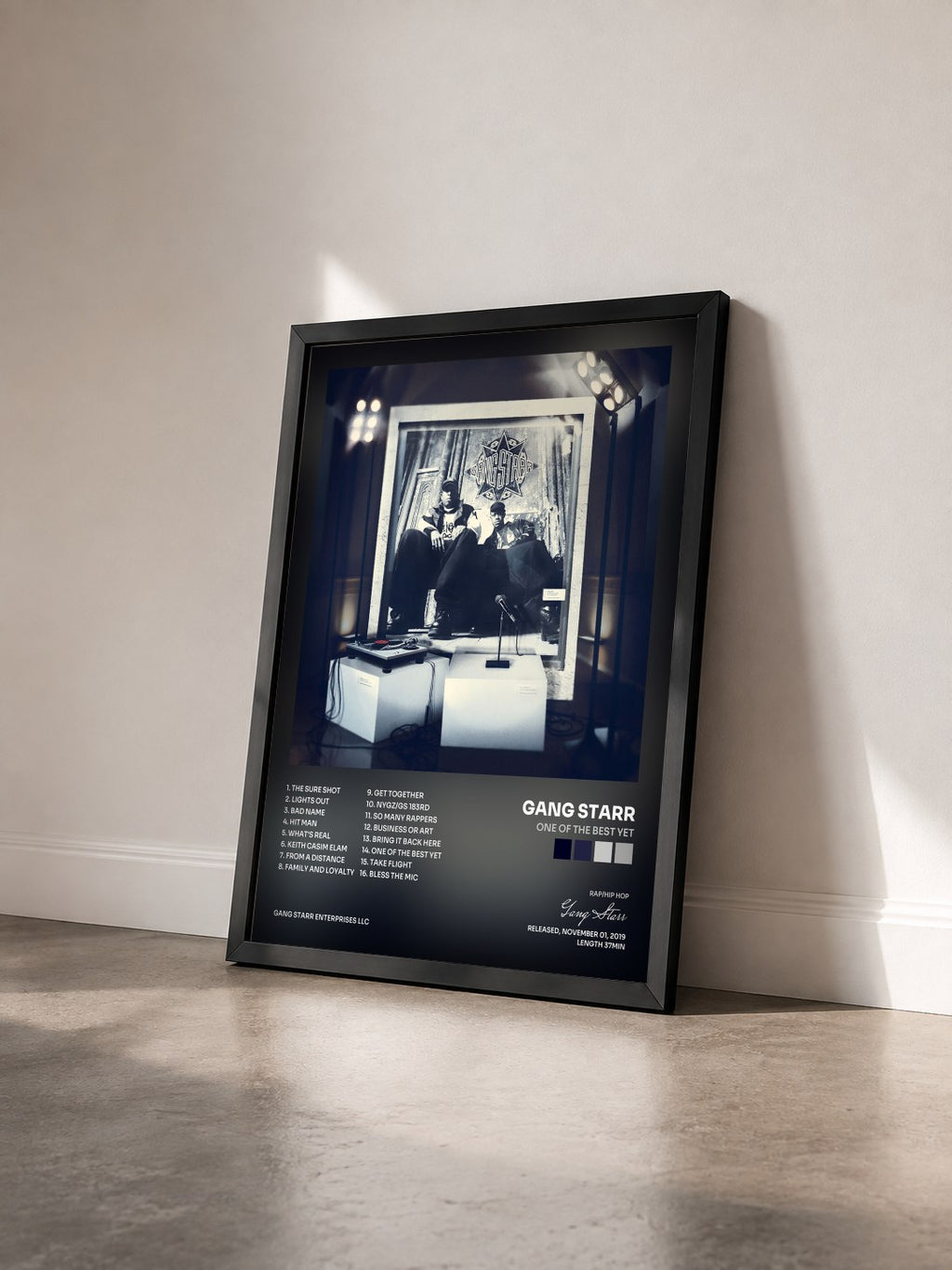 #noir Tableau de l'album One Of The Best Yet de Gang Starr vu de trois quarts, cadre noir