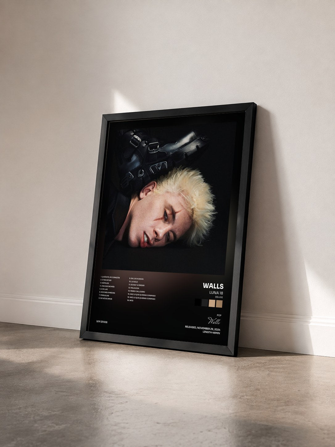 #noir Tableau de l'album LUNA 18 (Deluxe) de Walls vu de trois quarts, cadre noir
