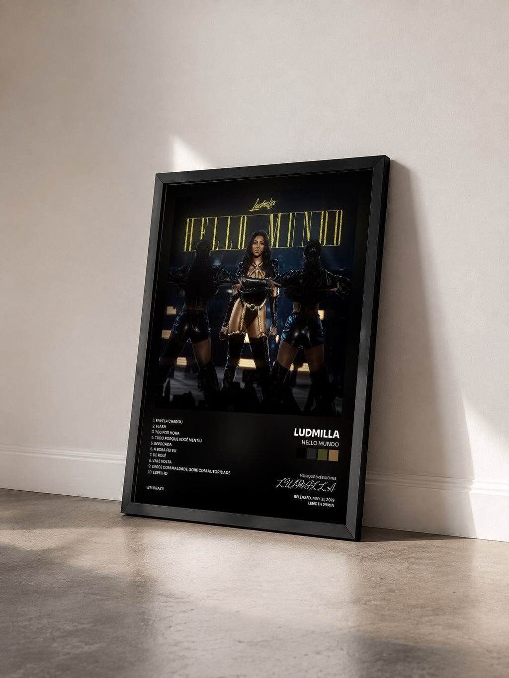 #noir Tableau de l'album Hello mundo de LUDMILLA vu de trois quarts, cadre noir
