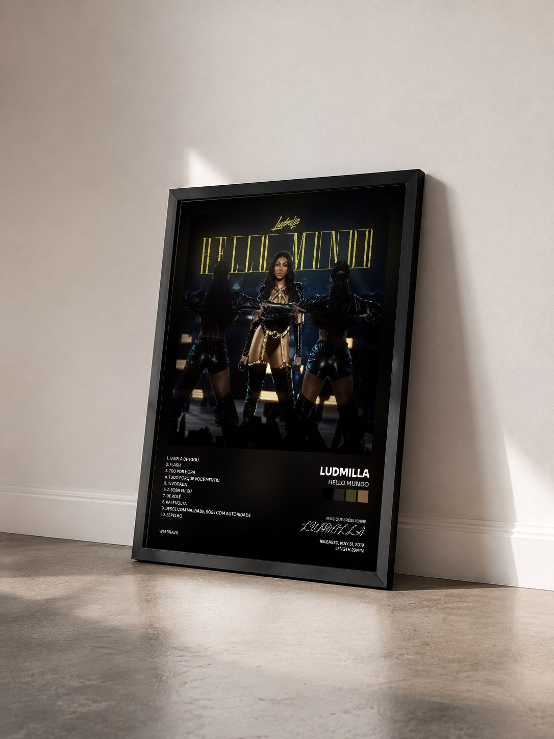 #noir Tableau de l'album Hello mundo de LUDMILLA vu de trois quarts, cadre noir