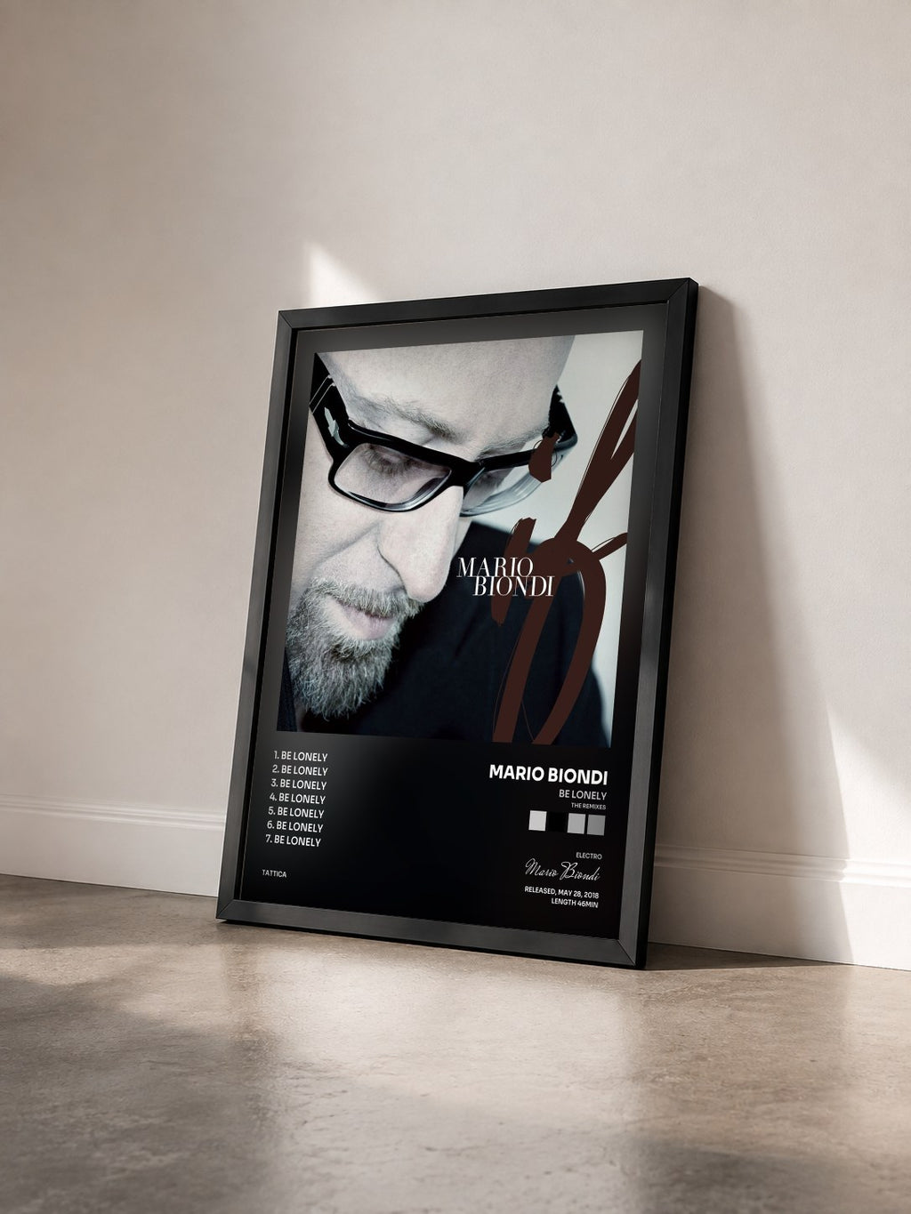 #noir Tableau de l'album Be Lonely (The Remixes) de Mario Biondi vu de trois quarts, cadre noir