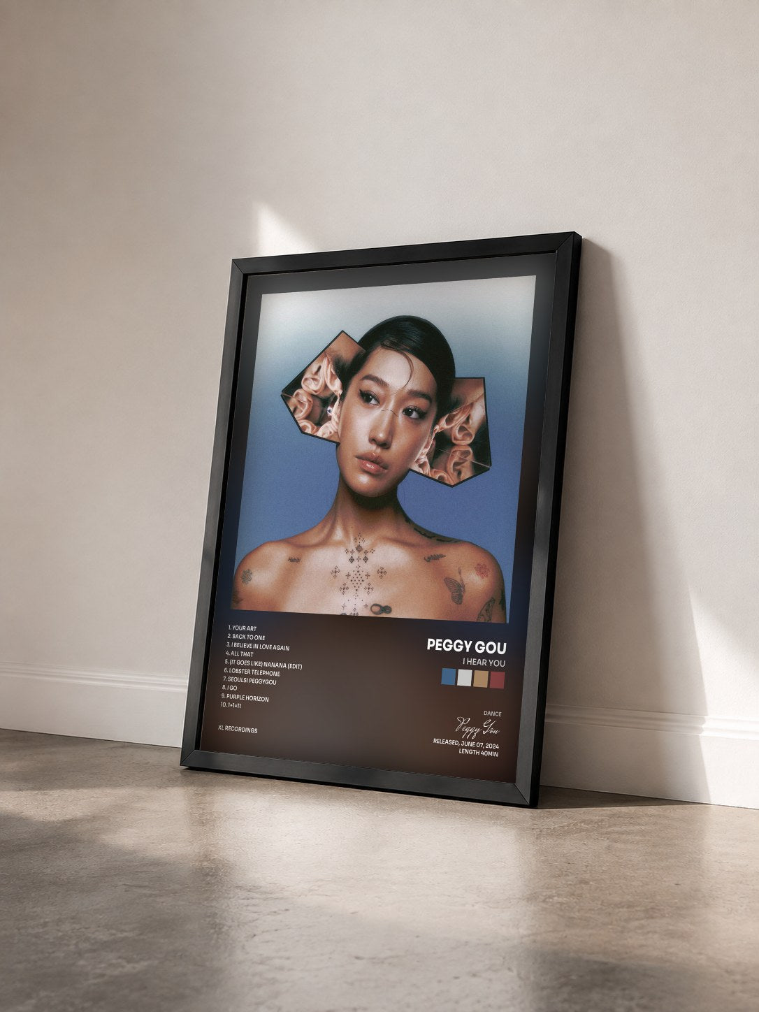 #noir Tableau de l'album I Hear You de Peggy Gou vu de trois quarts, cadre noir