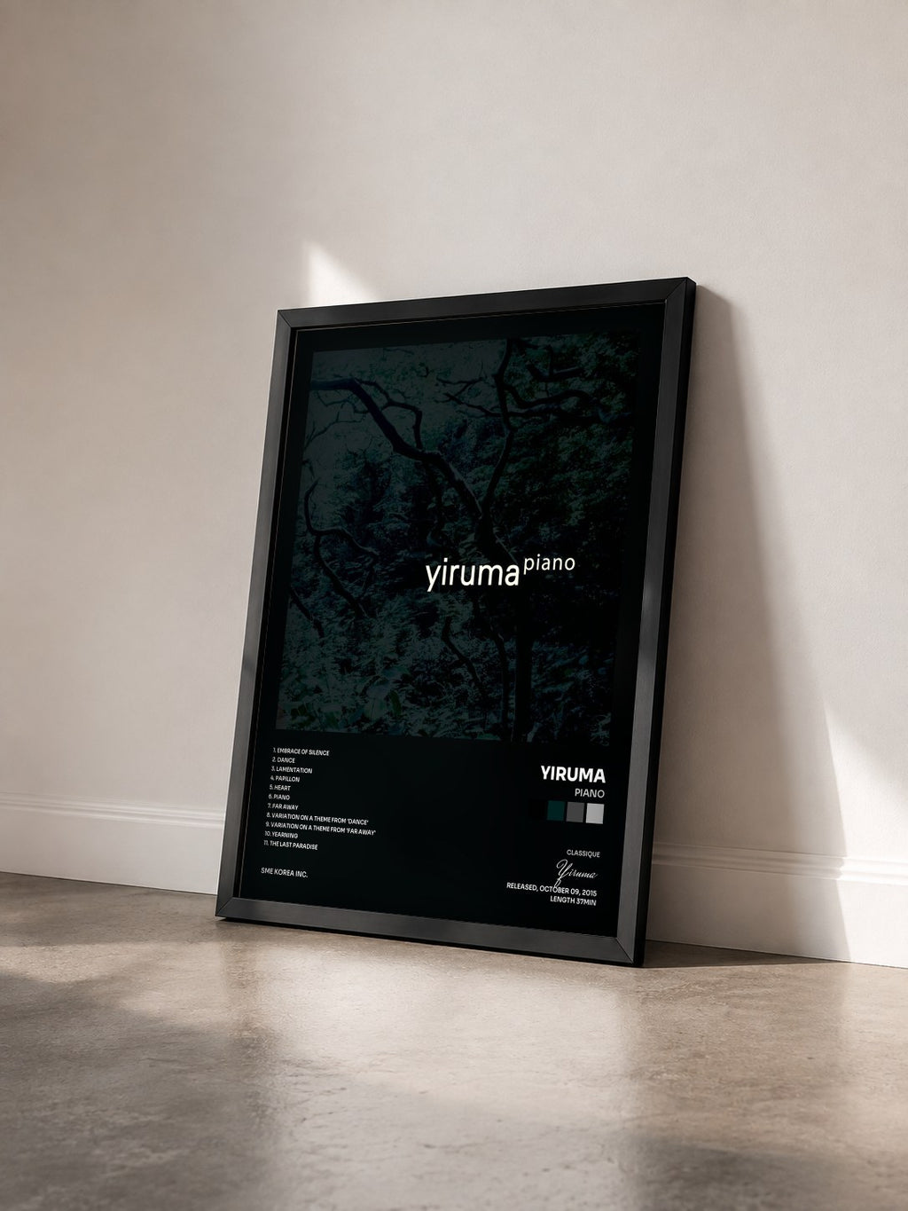 #noir Tableau de l'album Piano de Yiruma vu de trois quarts, cadre noir