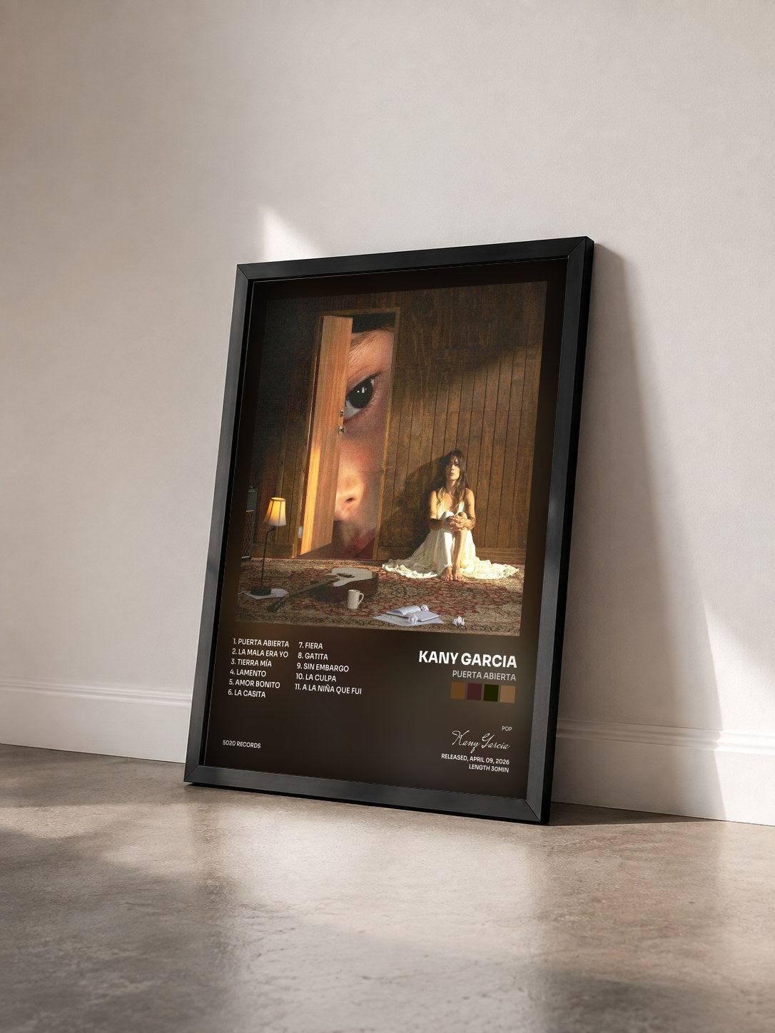 #noir Tableau de l'album PUERTA ABIERTA de Kany Garcia vu de trois quarts, cadre noir