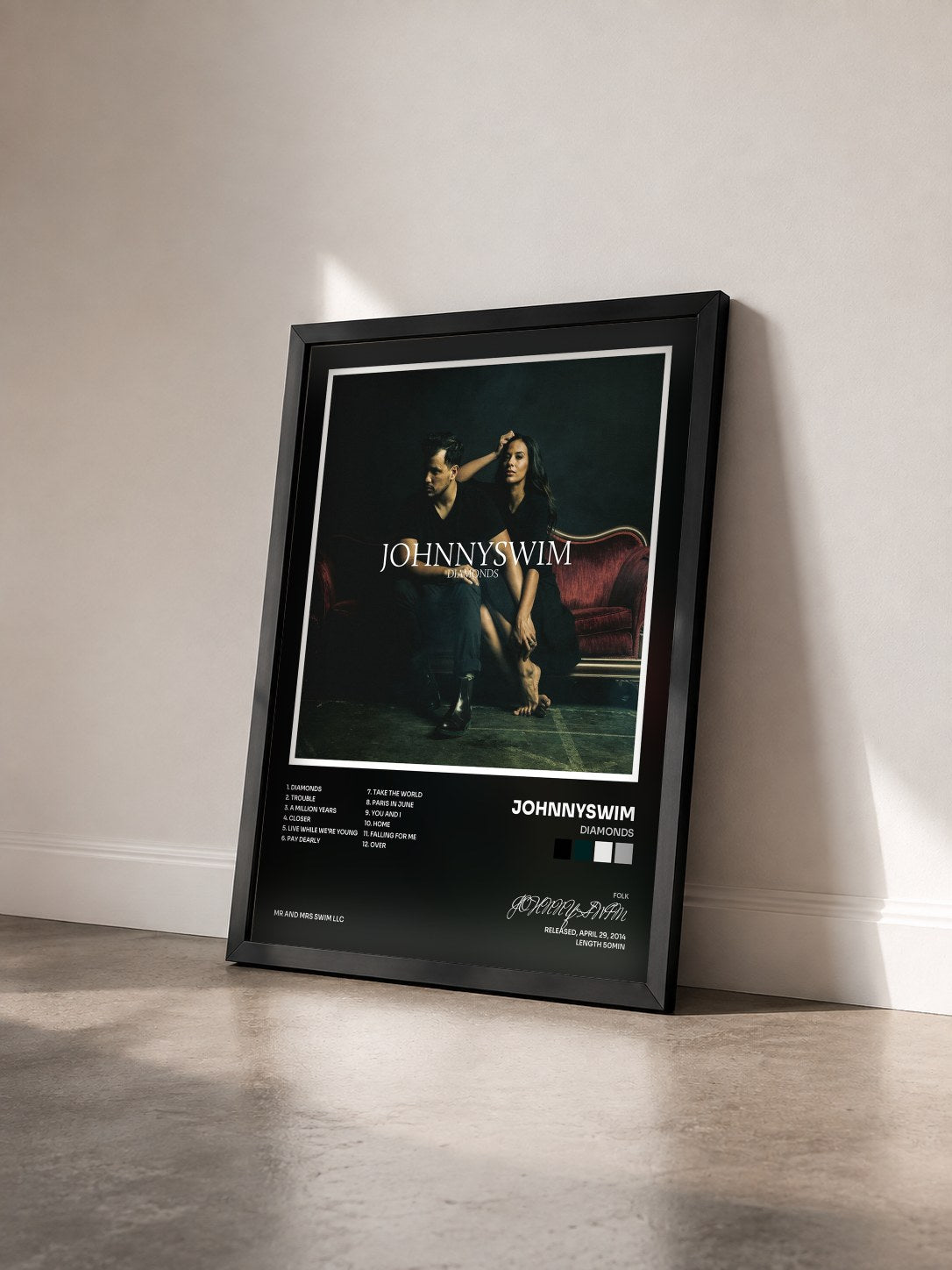 #noir Tableau de l'album Diamonds de JOHNNYSWIM vu de trois quarts, cadre noir