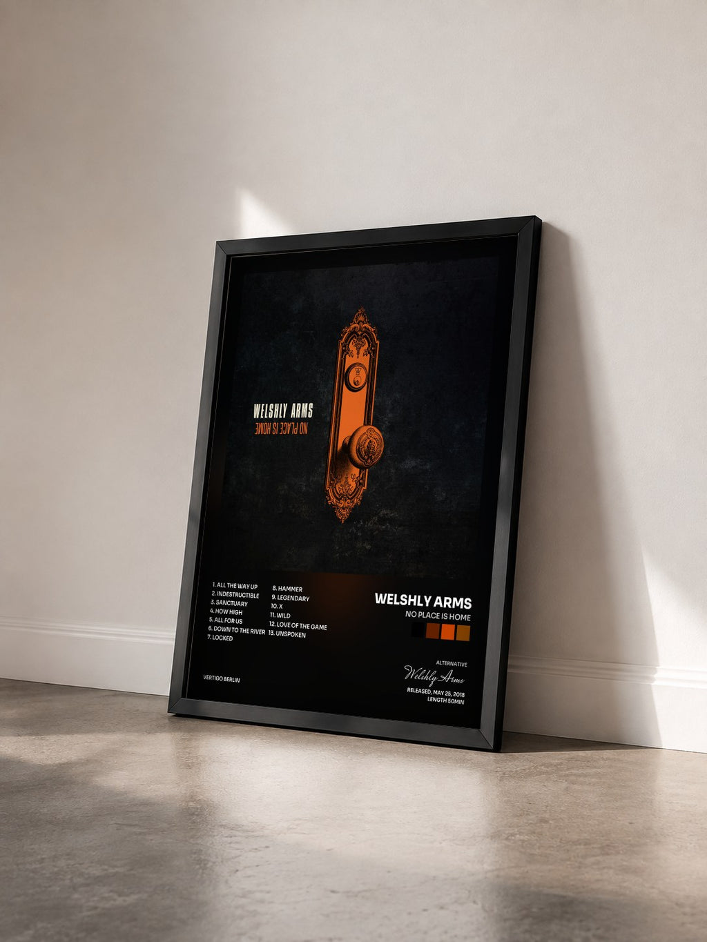 #noir Tableau de l'album No Place Is Home de Welshly Arms vu de trois quarts, cadre noir