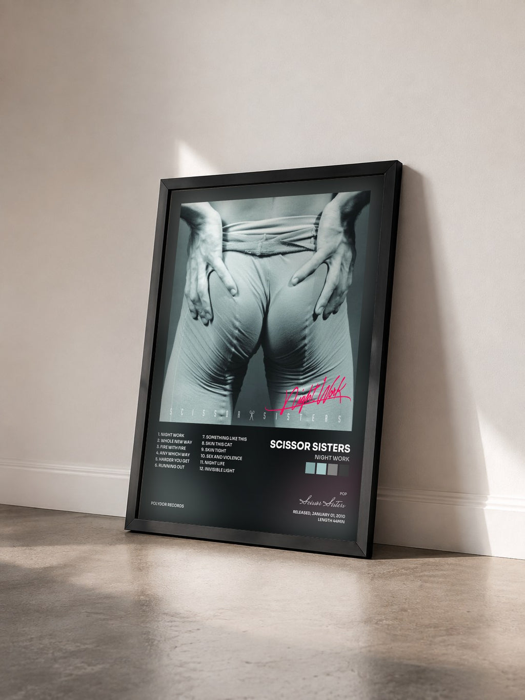 #noir Tableau de l'album Night Work de Scissor Sisters vu de trois quarts, cadre noir