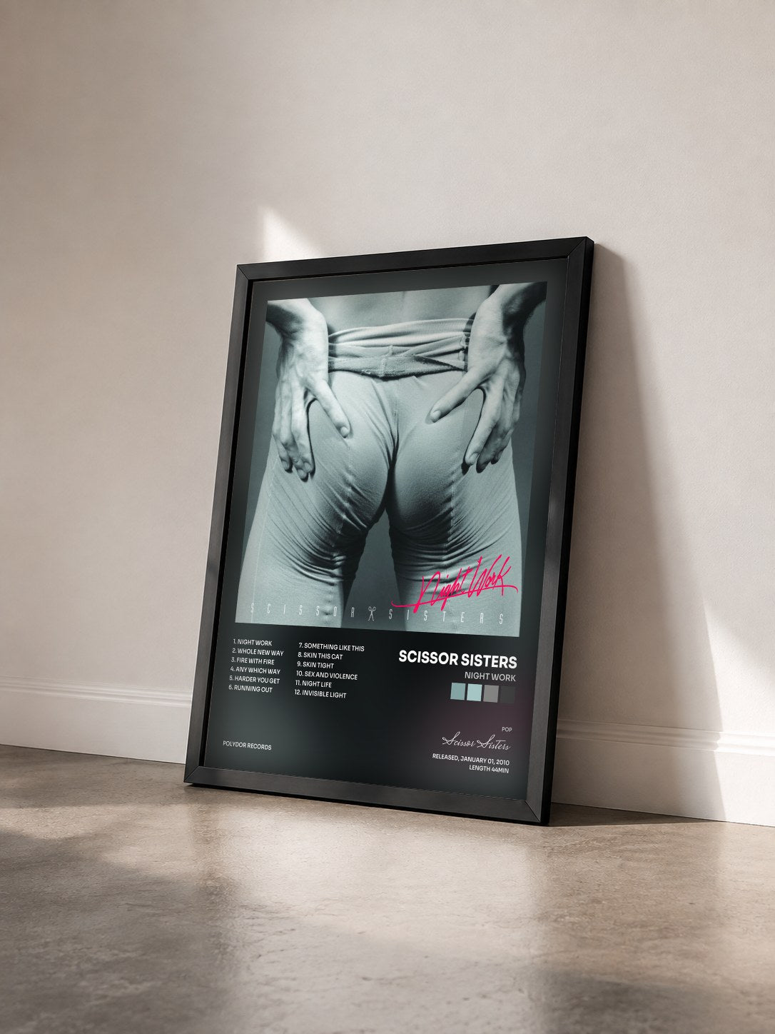 #noir Tableau de l'album Night Work de Scissor Sisters vu de trois quarts, cadre noir