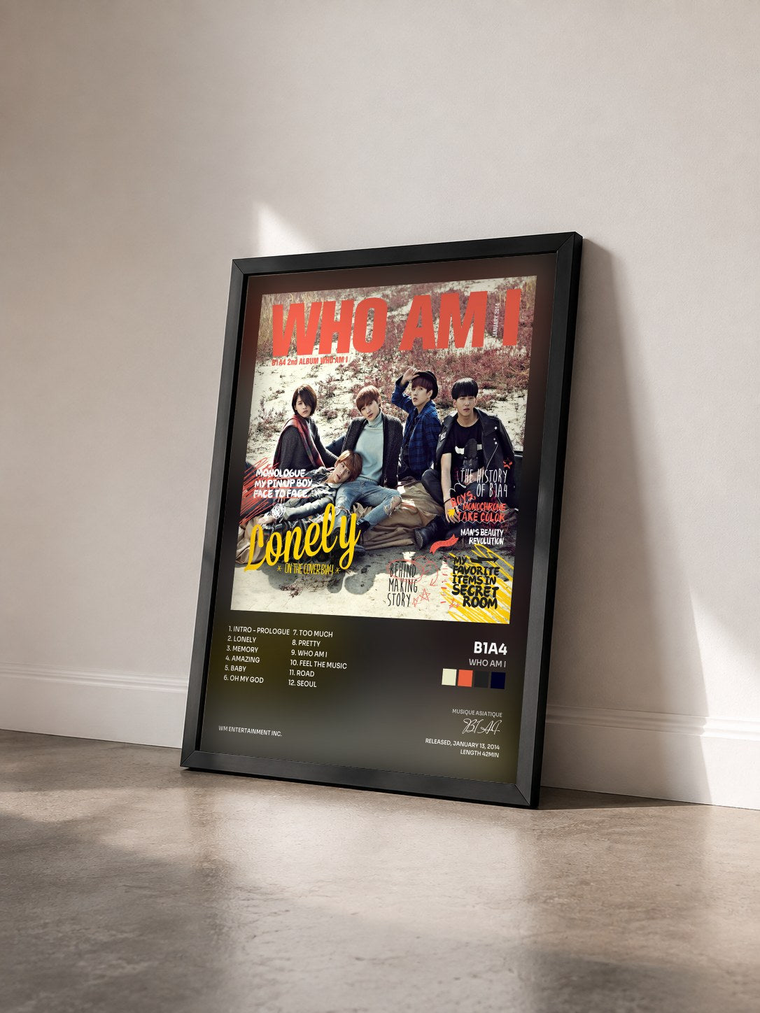 #noir Tableau de l'album Who Am I de B1A4 vu de trois quarts, cadre noir
