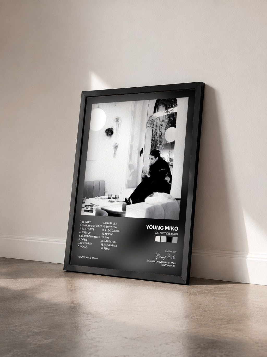 #noir Tableau de l'album Do Not Disturb de Young Miko vu de trois quarts, cadre noir