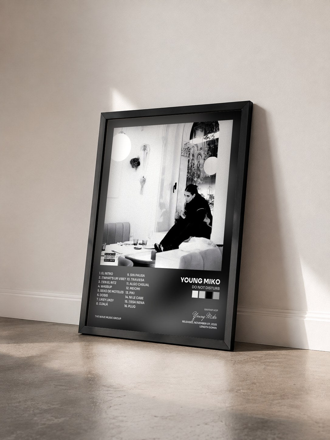 #noir Tableau de l'album Do Not Disturb de Young Miko vu de trois quarts, cadre noir