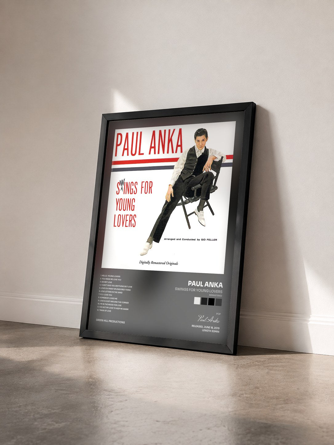 #noir Tableau de l'album Swings For Young Lovers (Remastered) de Paul Anka vu de trois quarts, cadre noir
