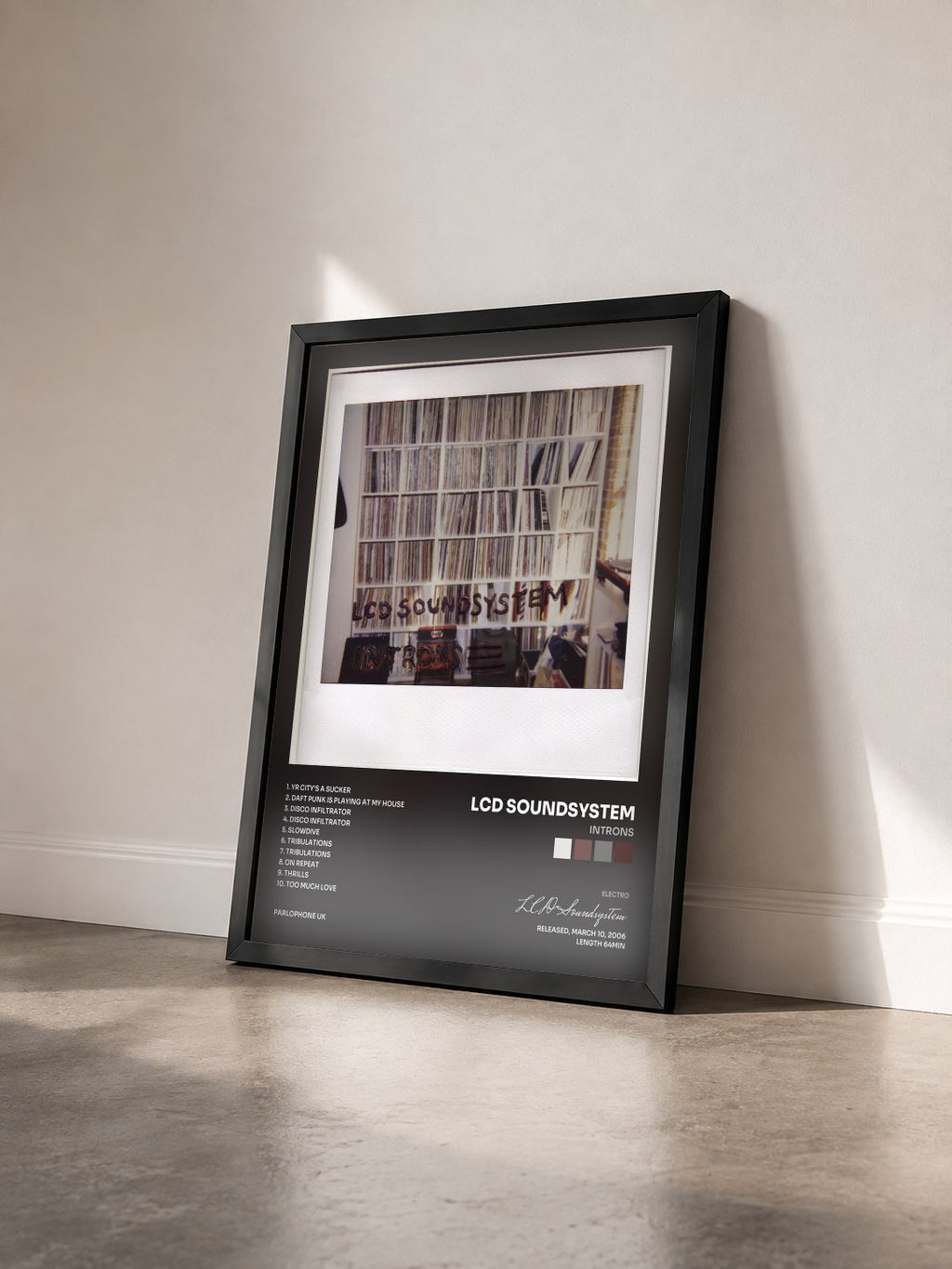 #noir Tableau de l'album Introns de LCD Soundsystem vu de trois quarts, cadre noir