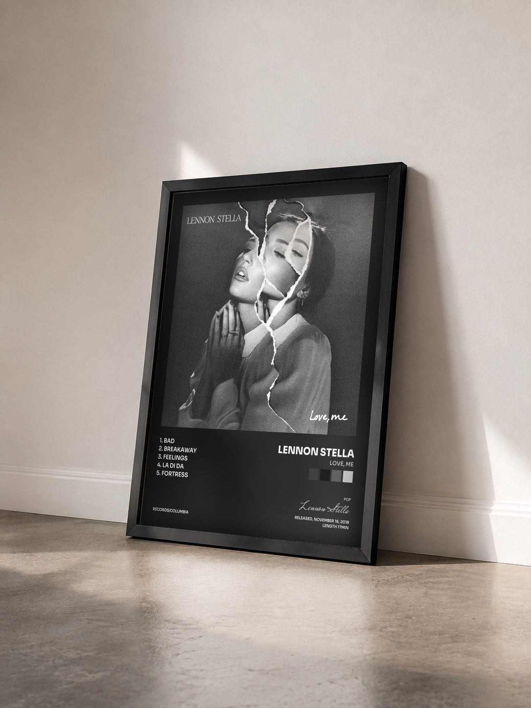 #noir Tableau de l'album Love, me de Lennon Stella vu de trois quarts, cadre noir