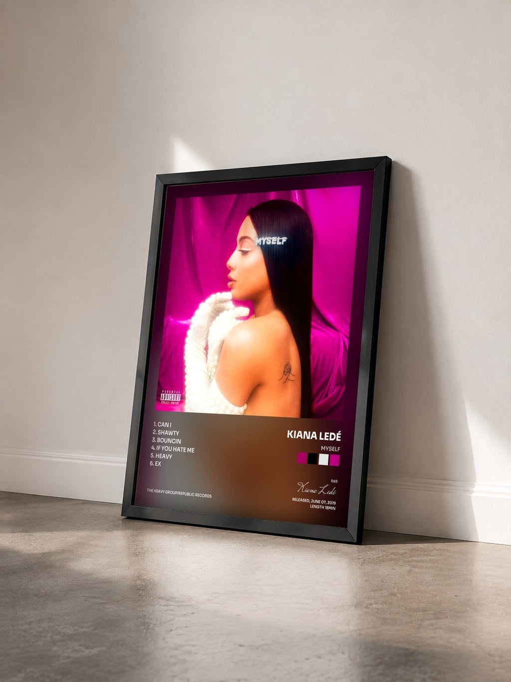 #noir Tableau de l'album Myself de Kiana Ledé vu de trois quarts, cadre noir