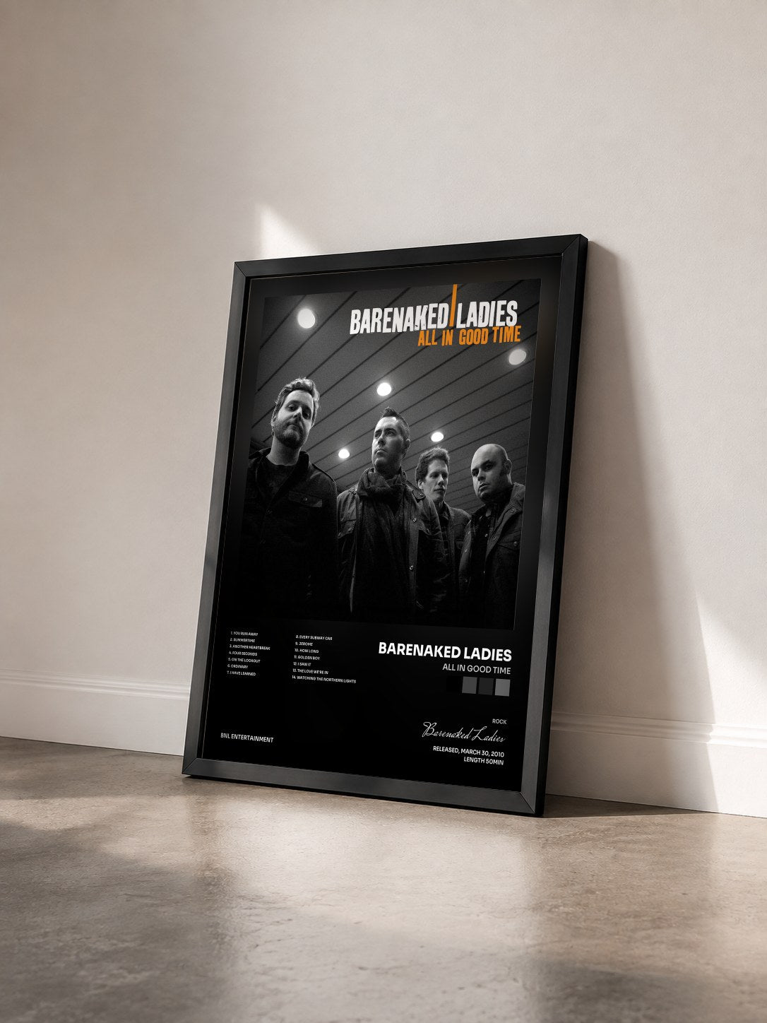 #noir Tableau de l'album All In Good Time de Barenaked Ladies vu de trois quarts, cadre noir