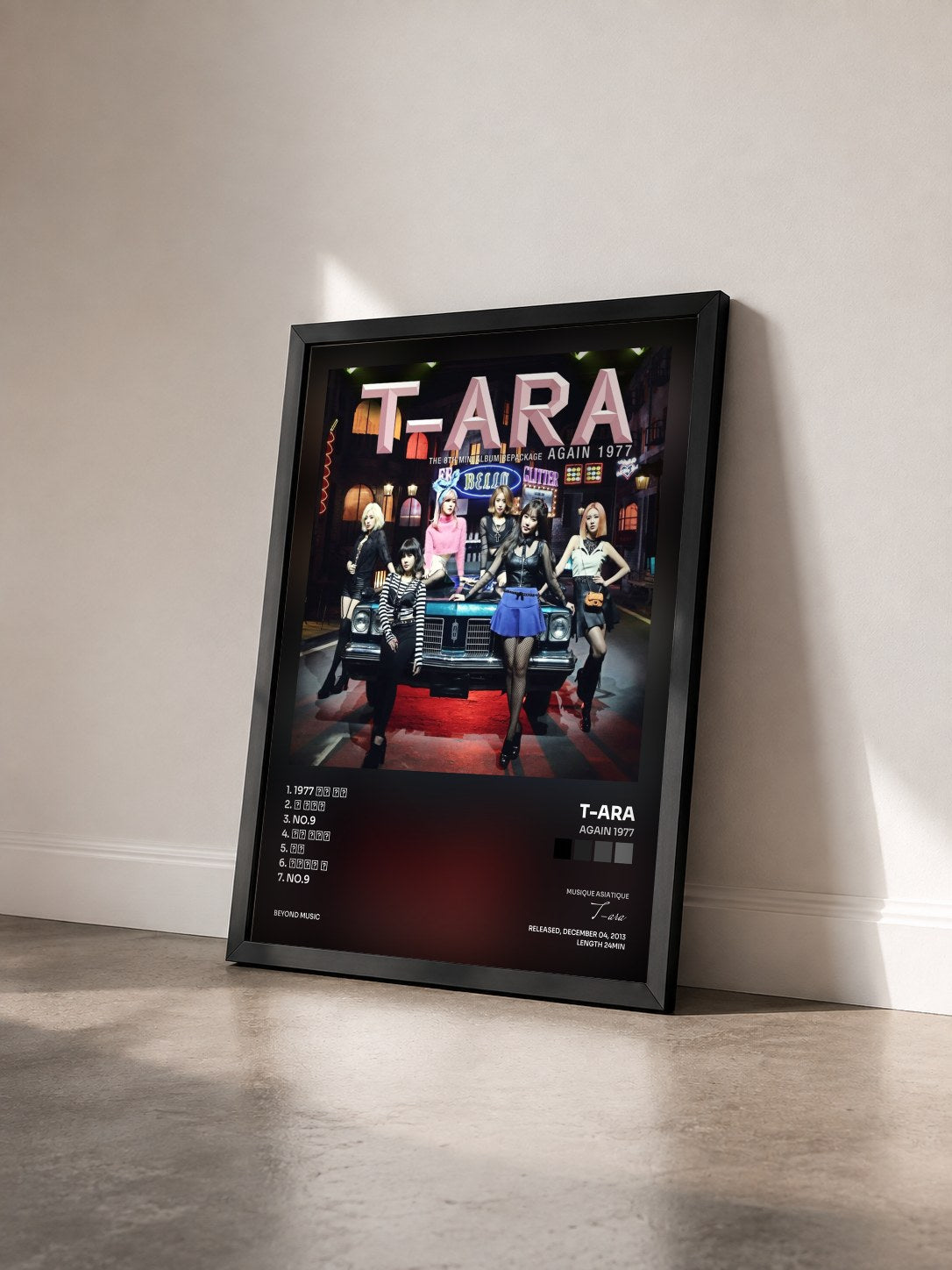 #noir Tableau de l'album Again 1977 de T-ara vu de trois quarts, cadre noir
