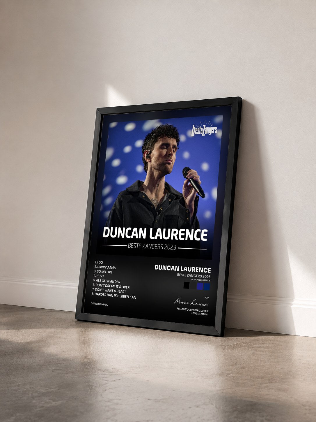 #noir Tableau de l'album Beste Zangers 2023 (Duncan Laurence) de Duncan Laurence vu de trois quarts, cadre noir
