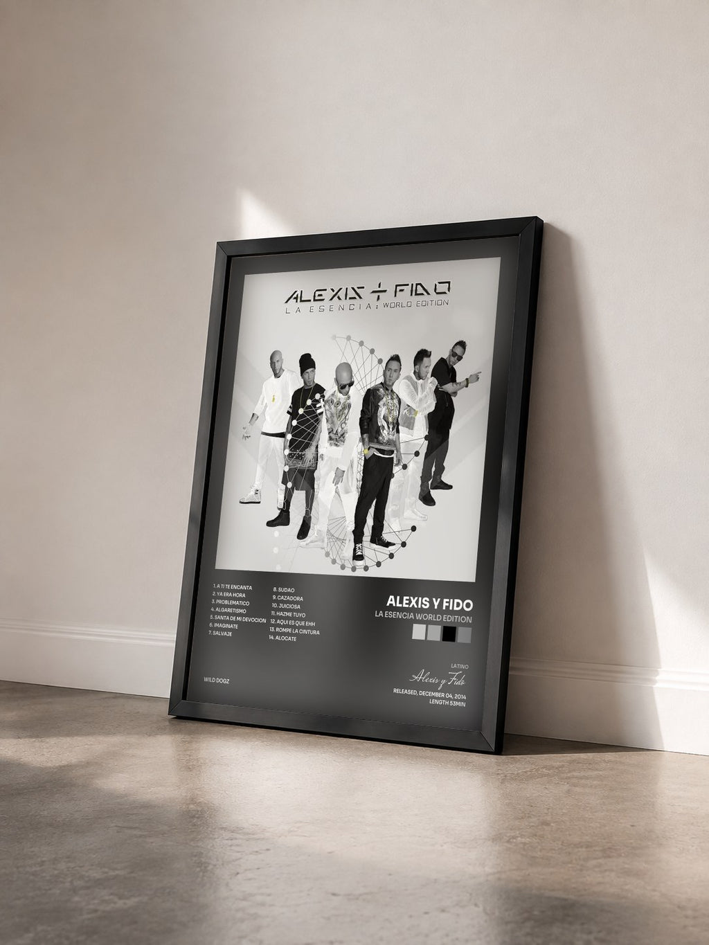 #noir Tableau de l'album La Esencia World Edition de Alexis y Fido vu de trois quarts, cadre noir