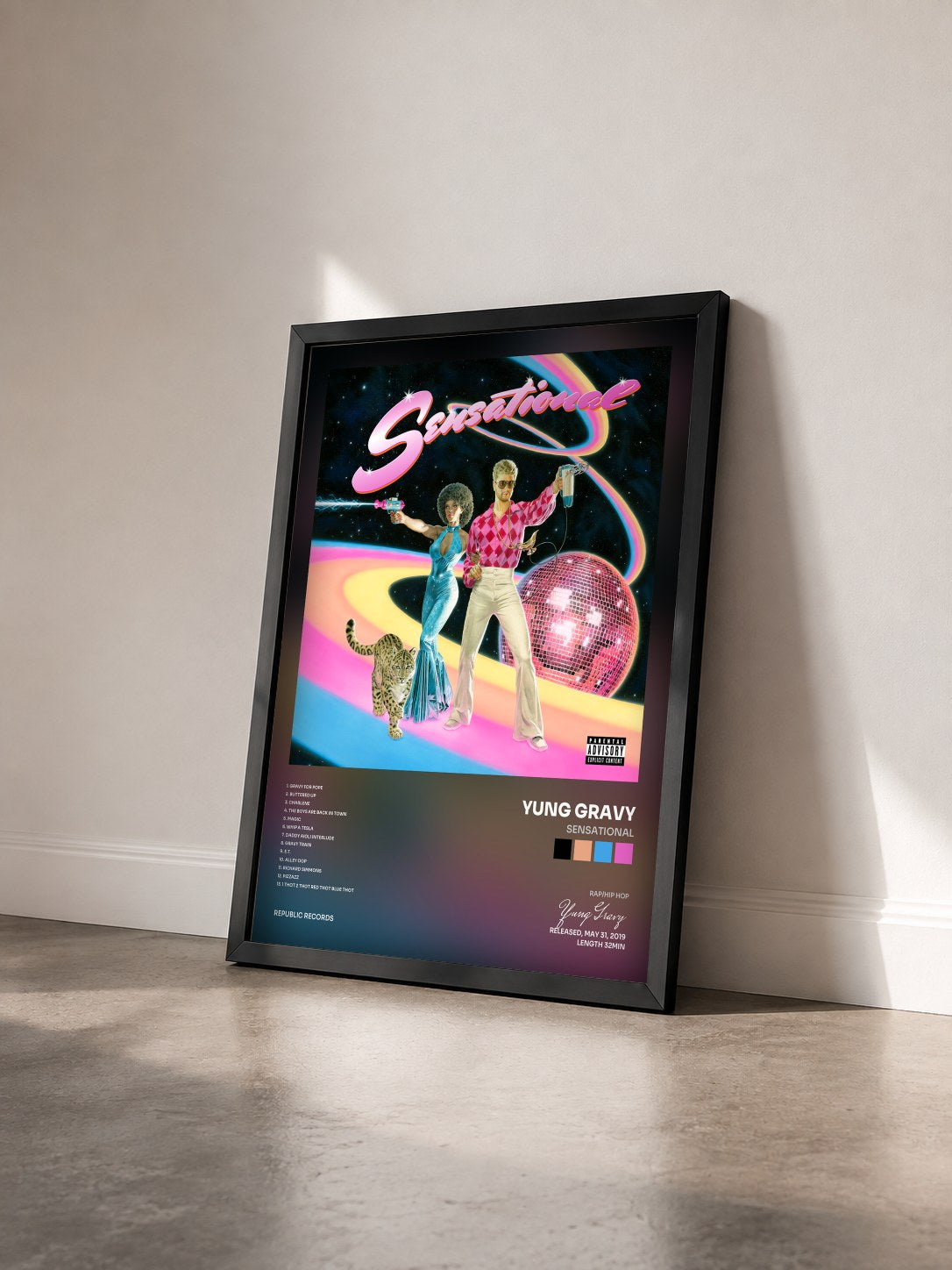 #noir Tableau de l'album Sensational de Yung Gravy vu de trois quarts, cadre noir