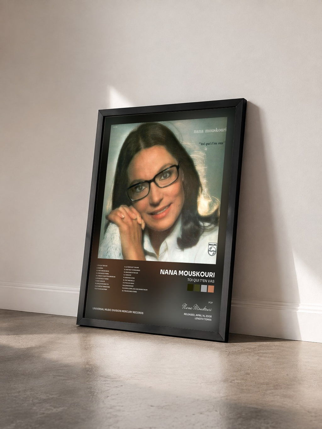 #noir Tableau de l'album Toi Qui T'En Vas de Nana Mouskouri vu de trois quarts, cadre noir