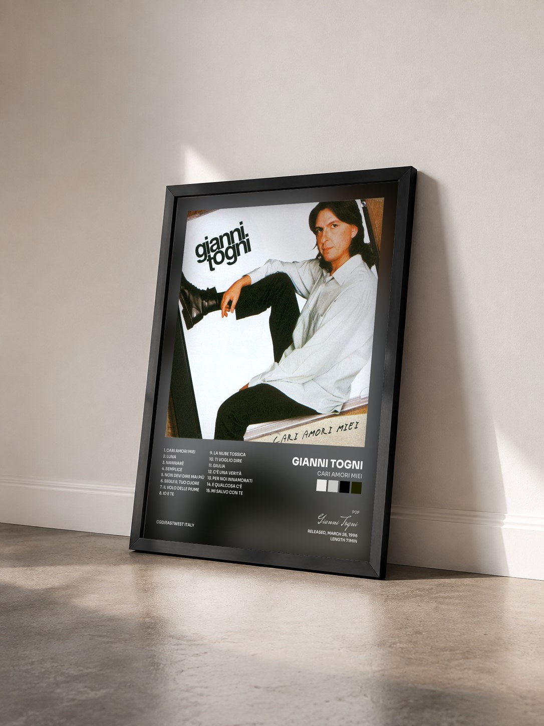 #noir Tableau de l'album Cari Amori Miei de Gianni Togni vu de trois quarts, cadre noir