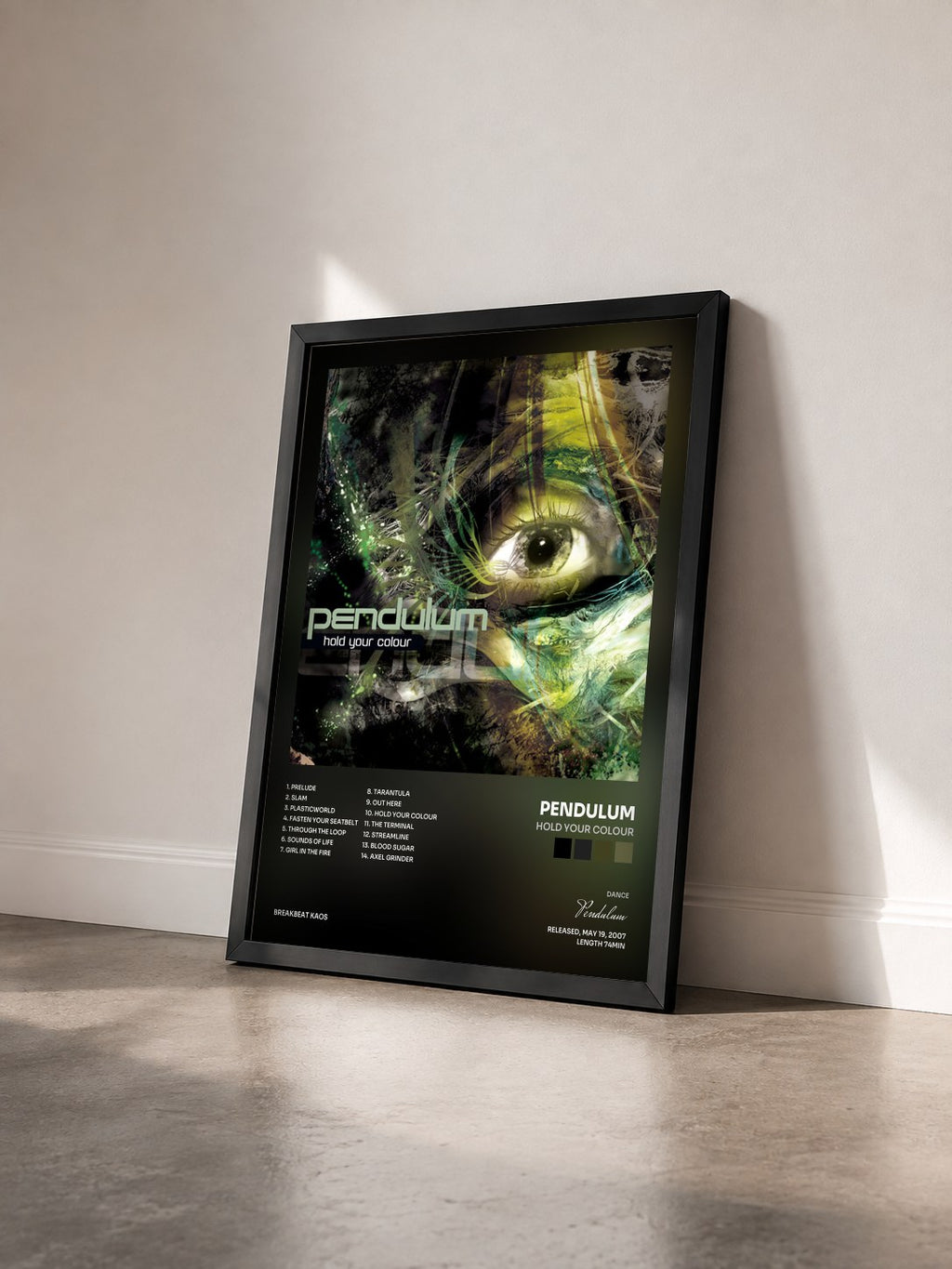#noir Tableau de l'album Hold Your Colour de Pendulum vu de trois quarts, cadre noir