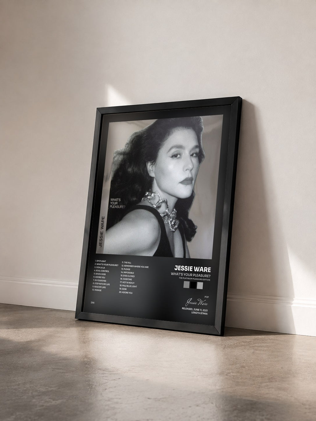 #noir Tableau de l'album What's Your Pleasure? (The Platinum Pleasure Edition) de Jessie Ware vu de trois quarts, cadre noir