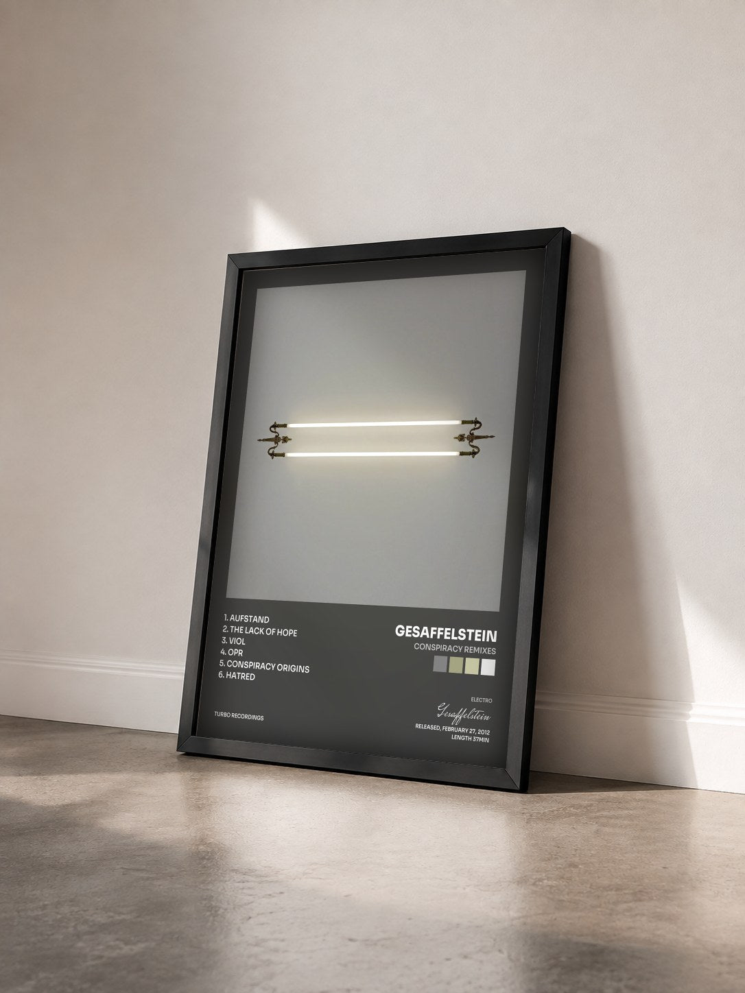 #noir Tableau de l'album Conspiracy Remixes de Gesaffelstein vu de trois quarts, cadre noir